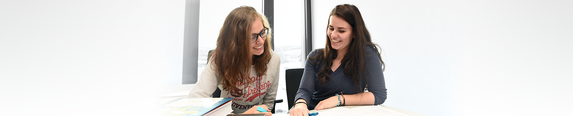 Zwei Studenten im Klaes Gebäude - Thema Duales Studium