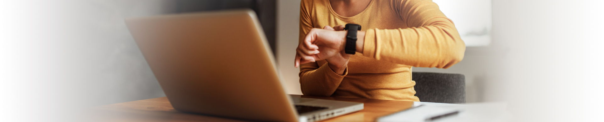 Frau am Laptop im Homeoffice - Thema digitale Zeiterfassung mit der Lösung "Klaes zeit"